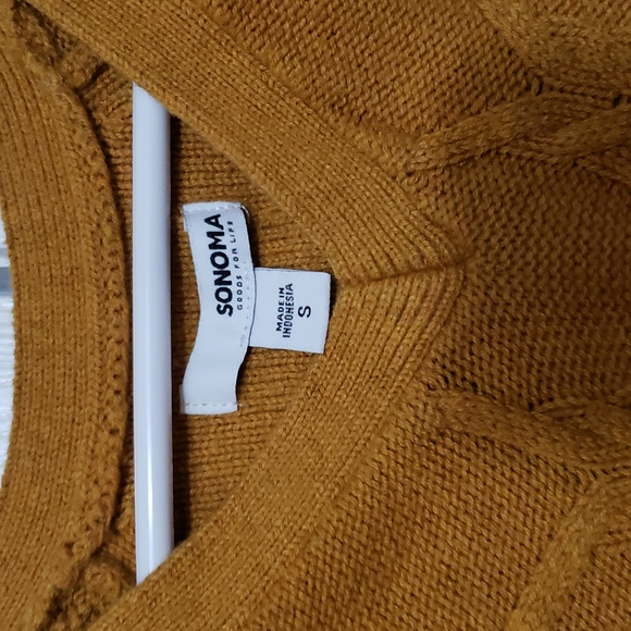 Size Small super soft light weight sweater - Picture 2 of 3